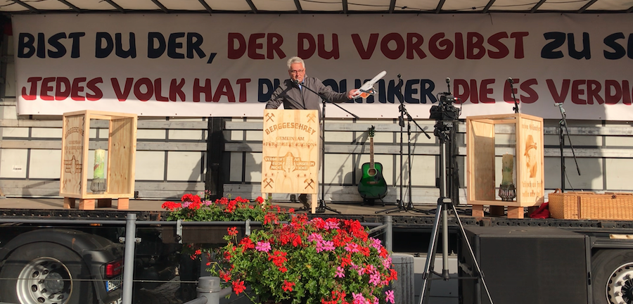 Thomas Knott mit einer symbolischen Kettensäge aus Pappe